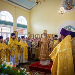 Архиерейское Богослужение в престольный праздник храма в честь Всех святых в земле Российской просиявших