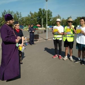 Протоиерей Андрей Чесноков совместно с сотрудниками Госавтоинспекции провел профилактическую работу с юными братчанами