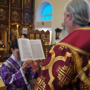 Архиерейское Богослужение в Праздник происхождения Честных Древ Креста Господня