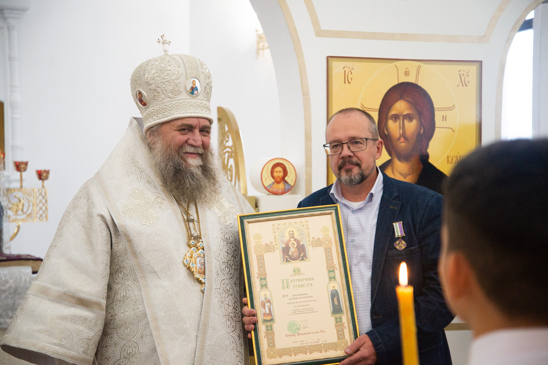 Награждение особо потрудившихся в деле строительства храма во имя Архистратига Божия Михаила в городе Усть-Илимск