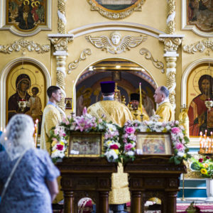 Богослужение в престольный праздник храма в честь Всех святых в земле Российской просиявших