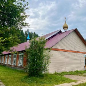 Божественную литургию в храме во имя преподобного Серафима Саровского возглавили два архиерея