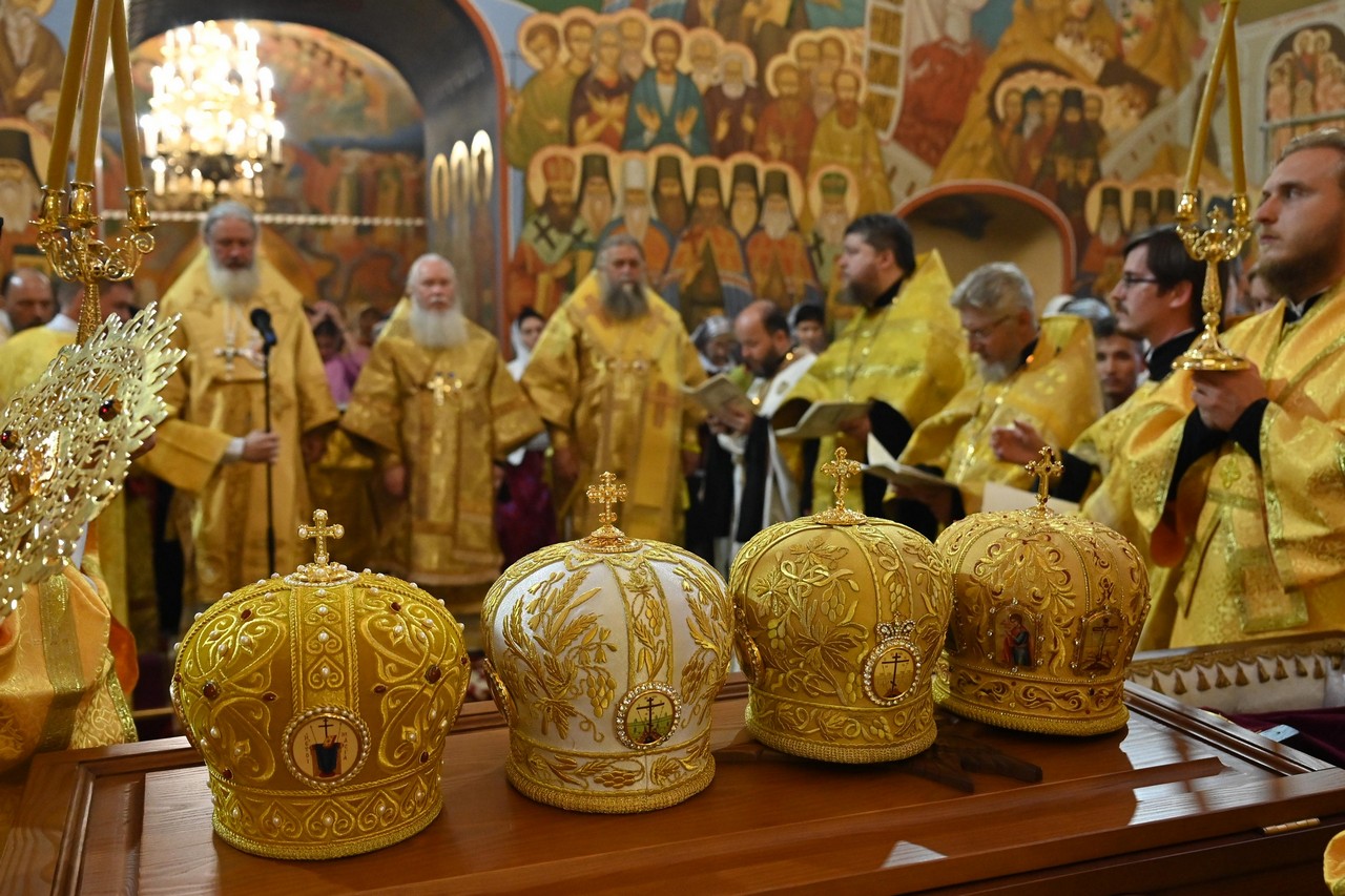 Праздничное всенощное бдение в канун второго обретения мощей святителя Иннокентия Иркутского возглавили четыре архиерея