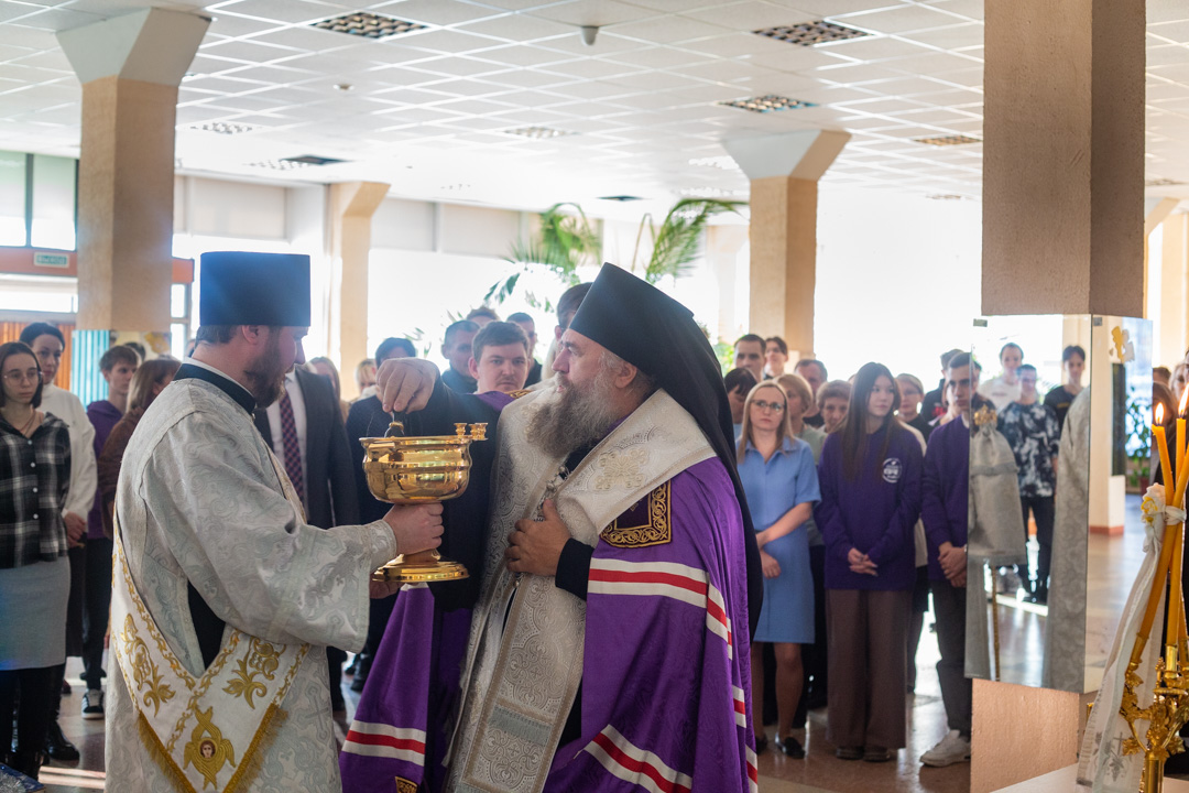 Епископ Константин совершил чин освящения здания Целлюлозно-бумажного колледжа