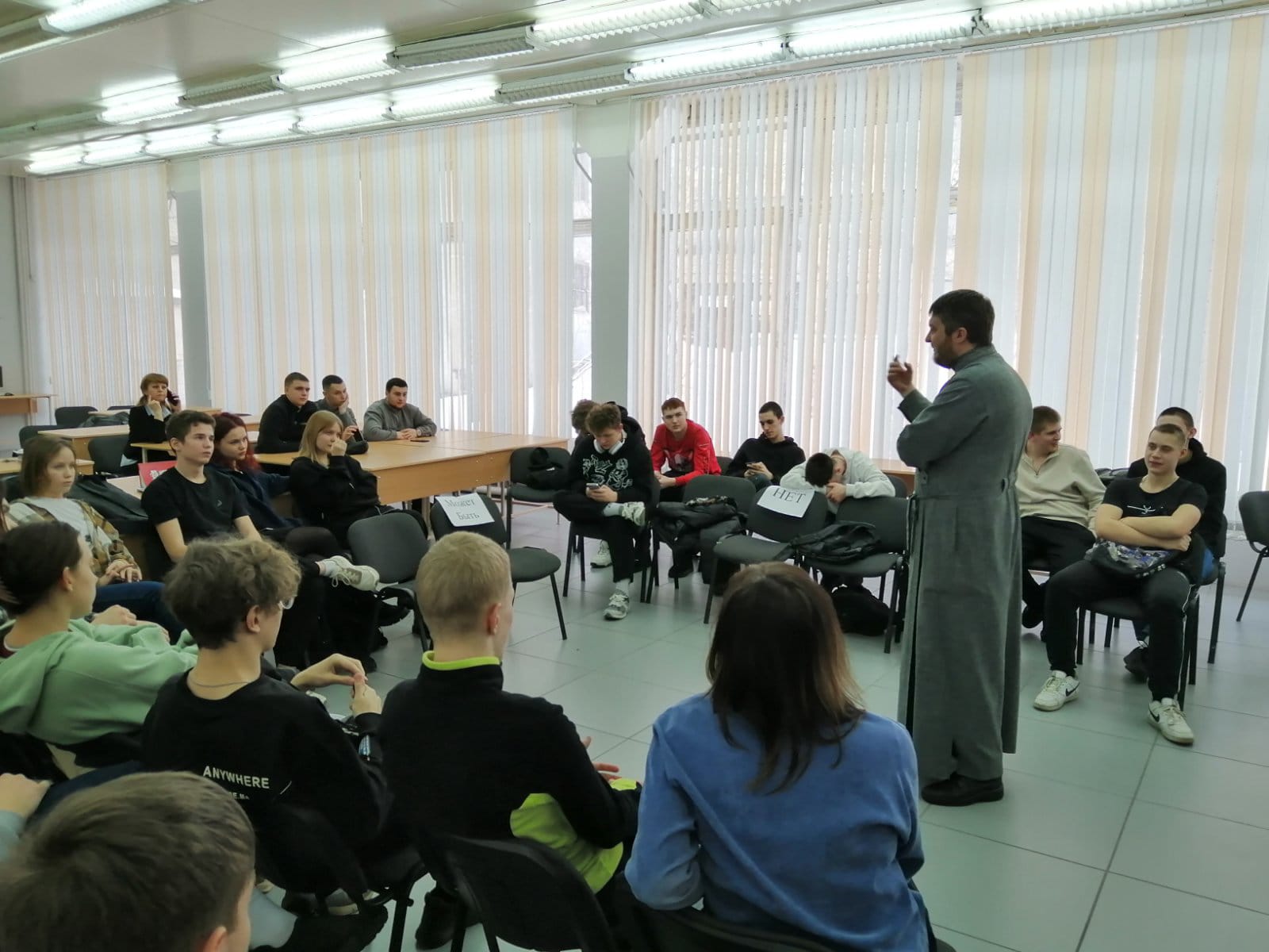 Диакон Артемий Пономарев обсудил тему матов со студентами Братского Целлюлозно–Бумажного колледжа