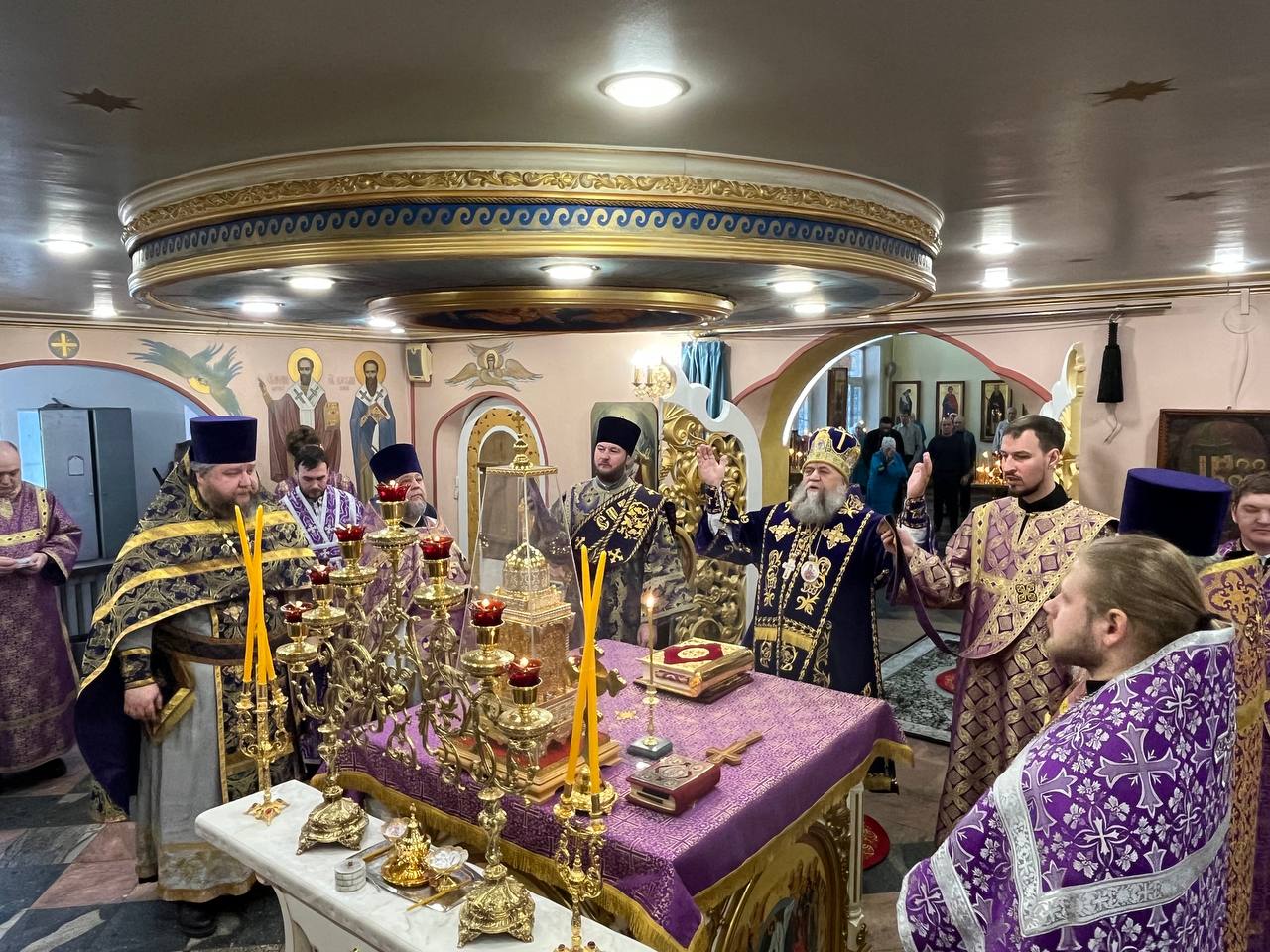 Архиерейское богослужение в день обретения мощей мучеников, иже во Евгении