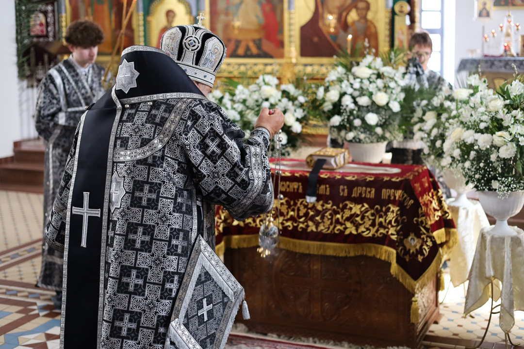 Епископ Константин совершил вечерню с выносом Плащаницы Спасителя