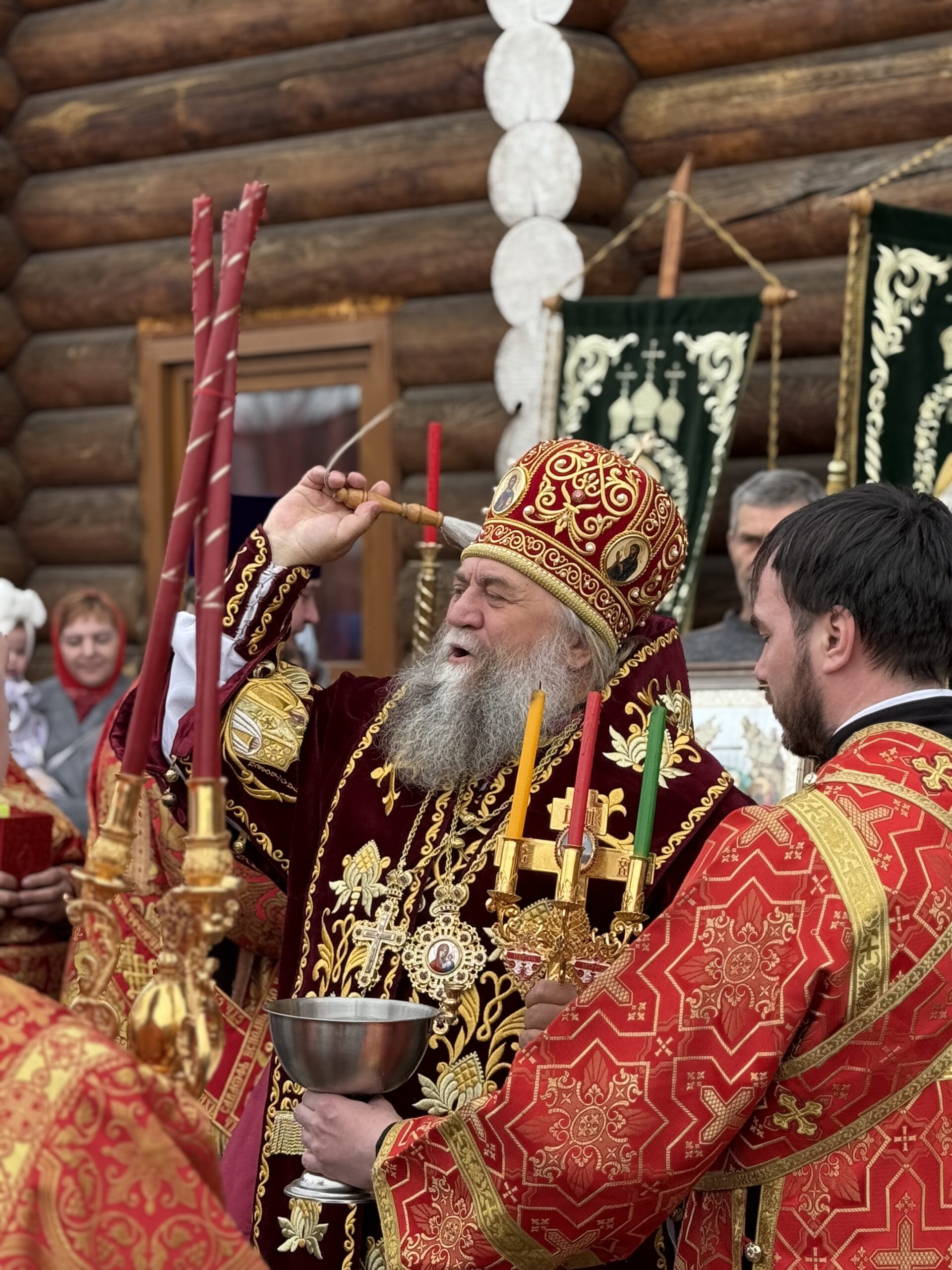 Епископ Братский и Усть-Илимский Константин посетил концерт единства народов в Братском драматическом театре