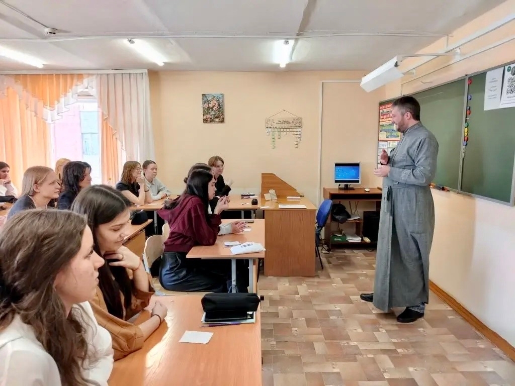 Диакон Артемий Пономарев провёл встречу со студентами Братского педагогического колледжа