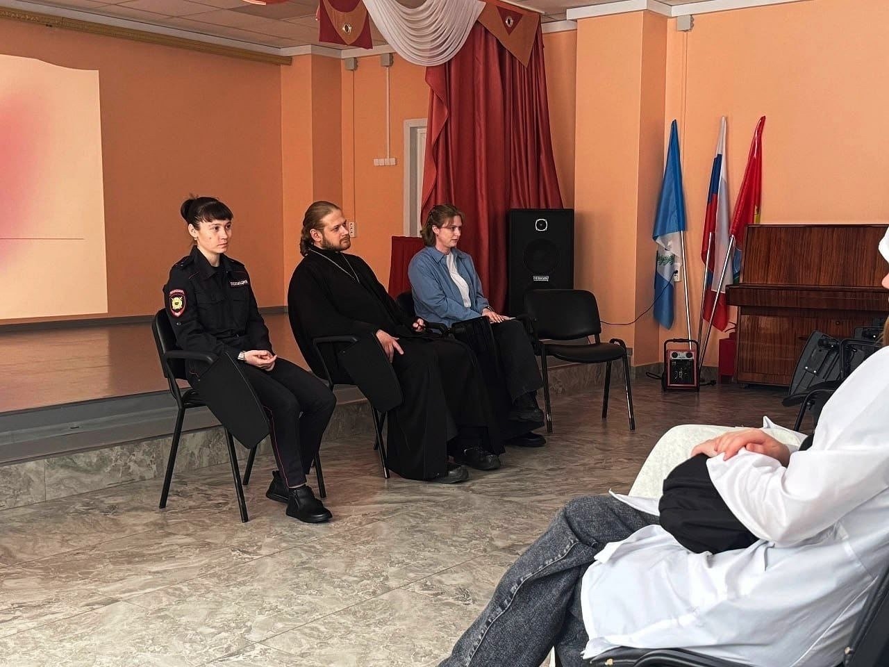 Иерей Александр Мухин принял участие в профилактическом мероприятии «Круглый стол» на базе Братского медицинского колледжа