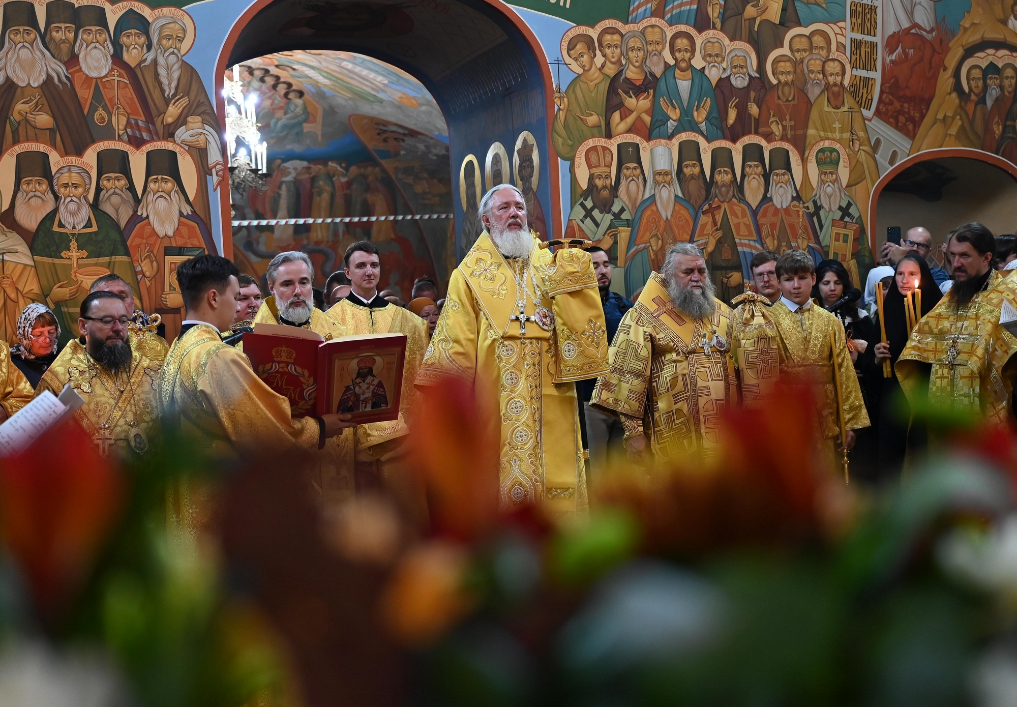 В канун праздника Второго обретения мощей свт. Иннокентия Иркутского в Богоявленском соборе помолились перед мощами святителей Иннокентия и Спиридона Тримифунтского