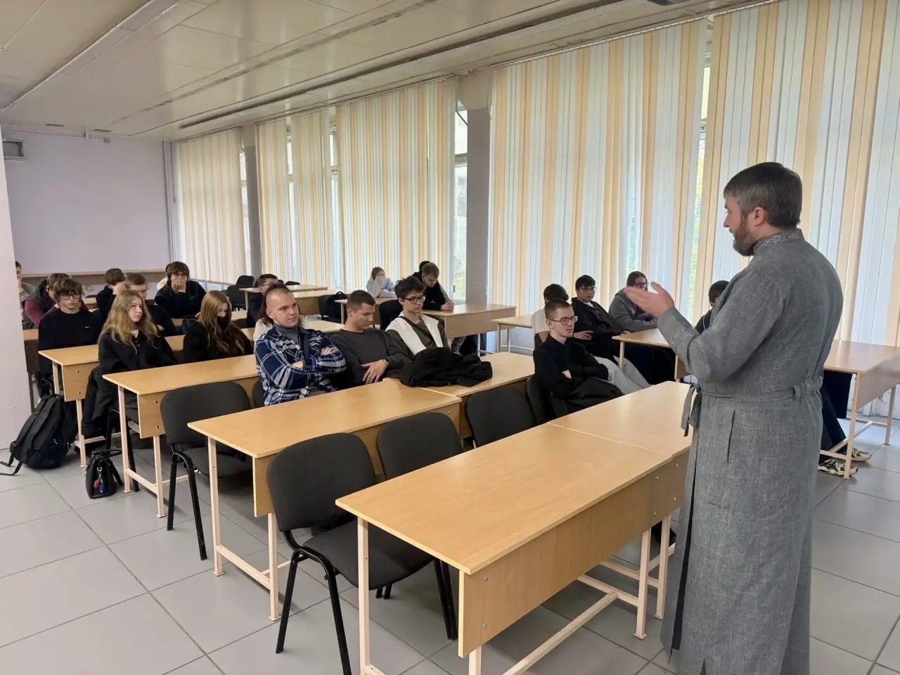 Диакон Артемий Пономарев встретился со студентами первого курса Братского Целлюлозно-бумажного колледжа