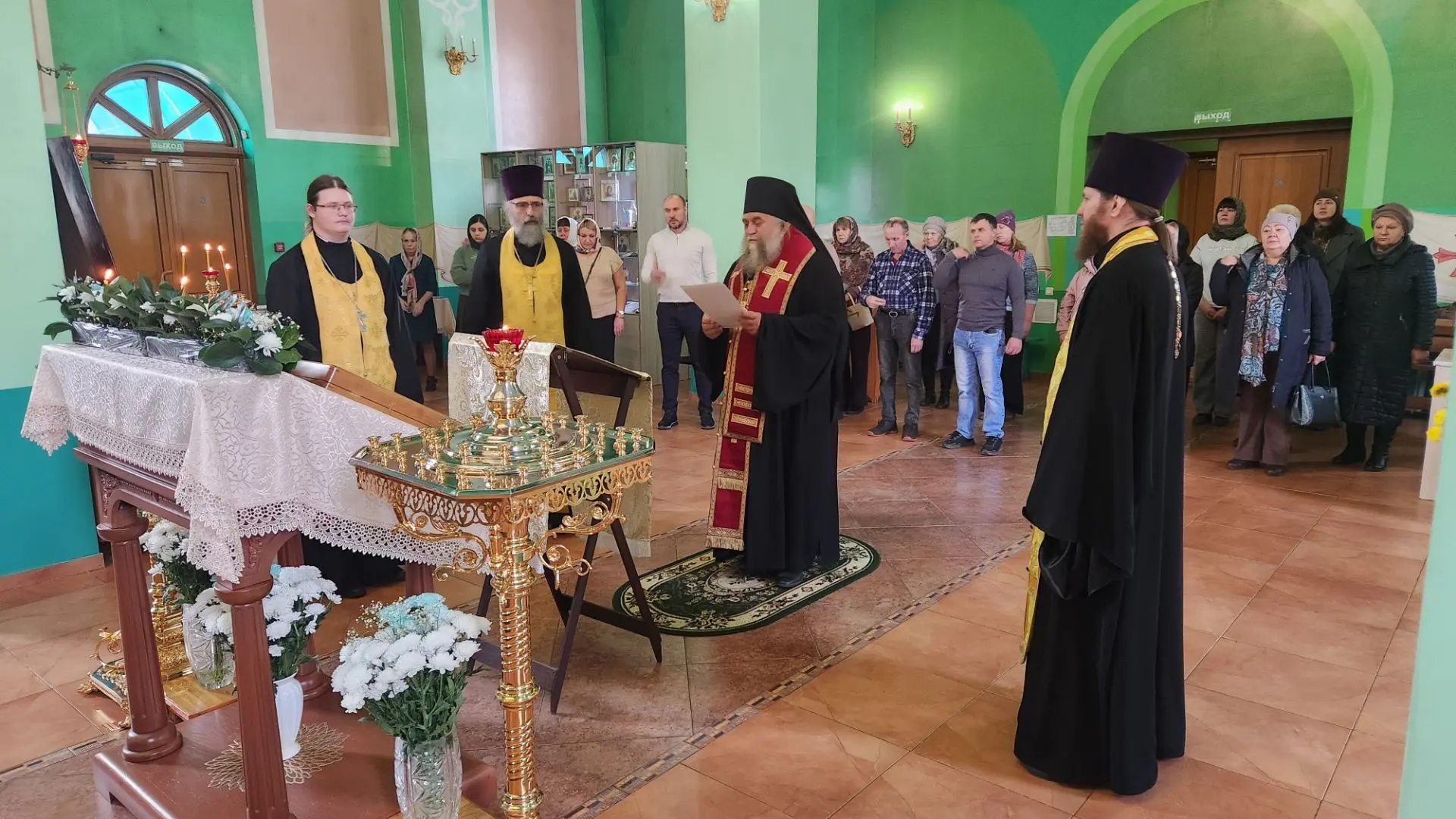 В храме в честь Святой Троицы города Железногорск-Илимский владыка Константин совершил молебен о воинах, находящихся на передовой