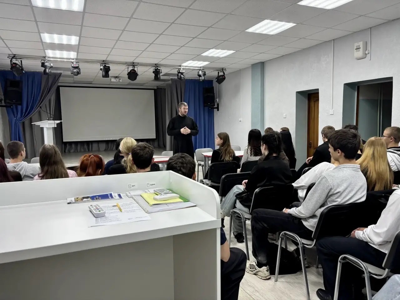 Диакон Артемий Пономарев встретился со студентами первых курсов Братского Педагогического колледжа